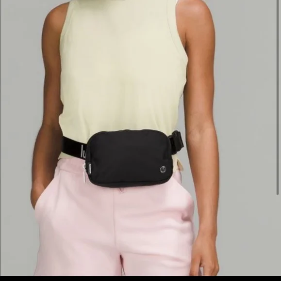 🆕️ LULULEMON EVERYWHERE BELT BAG BLACK WORDMARK 🖤🤍 - Picture 2 of 8